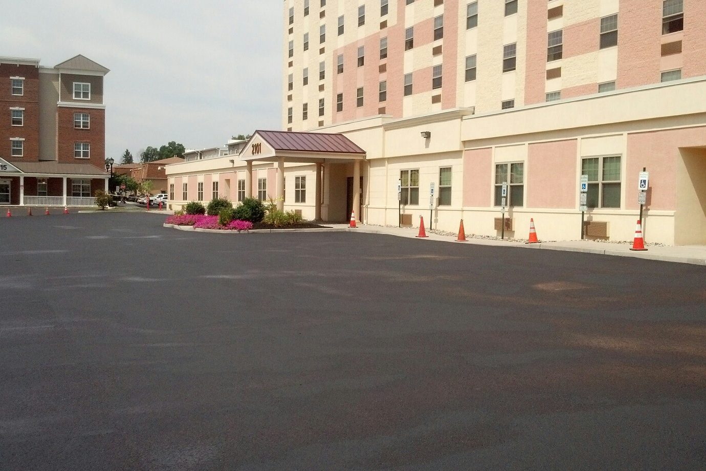 Newly paved hotel parking lot in New Jersey by Pave Patrol